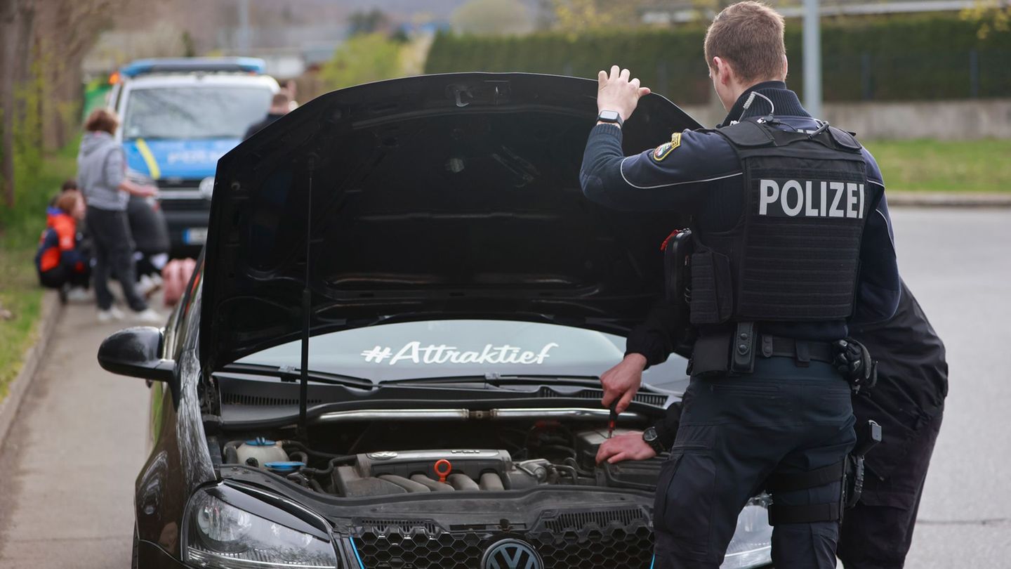 Fans aufgemotzter, lauter Autos treffen sich "Car-Samstag" in Blankenburg im Harz. (Archivbild) Foto: Matthias Bein/dpa