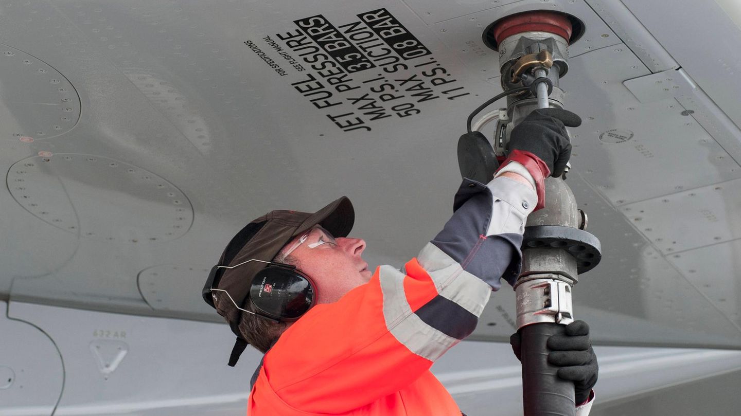 Wirtschaft: Bild von einem Arbeiter in der Luftfahrtindustrie