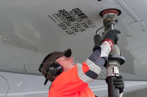 Wirtschaft: Bild von einem Arbeiter in der Luftfahrtindustrie