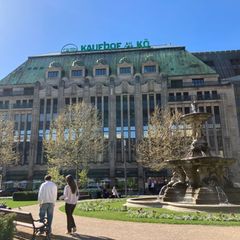 In dieses Warenhaus auf der legendären Düsseldorfer „Kö“ drangen die Diebe ein