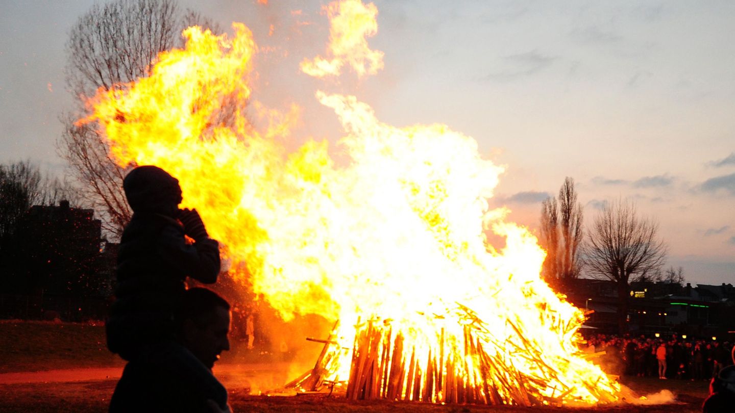Für öffentliche Osterfeuer ist eine Genehmigung nötig. (Symbolfoto) Foto: Simon Kremer/dpa