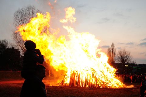 Für öffentliche Osterfeuer ist eine Genehmigung nötig. (Symbolfoto) Foto: Simon Kremer/dpa
