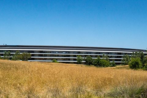 Im weiträumigen Innengelände der ringförmigen Zentrale ist Platz für eine Bühne. (Archivbild) Foto: Andrej Sokolow/dpa