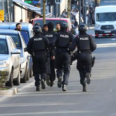 In Solingen läuft ein Trupp der Polizei eine Straße hinunter