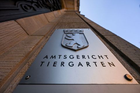 Ein 37-Jähriger ist in einem Prozess um Beleidigung und Bedrohung von Polizisten, Richtern und einer Amtsanwältin zu einem Jahr