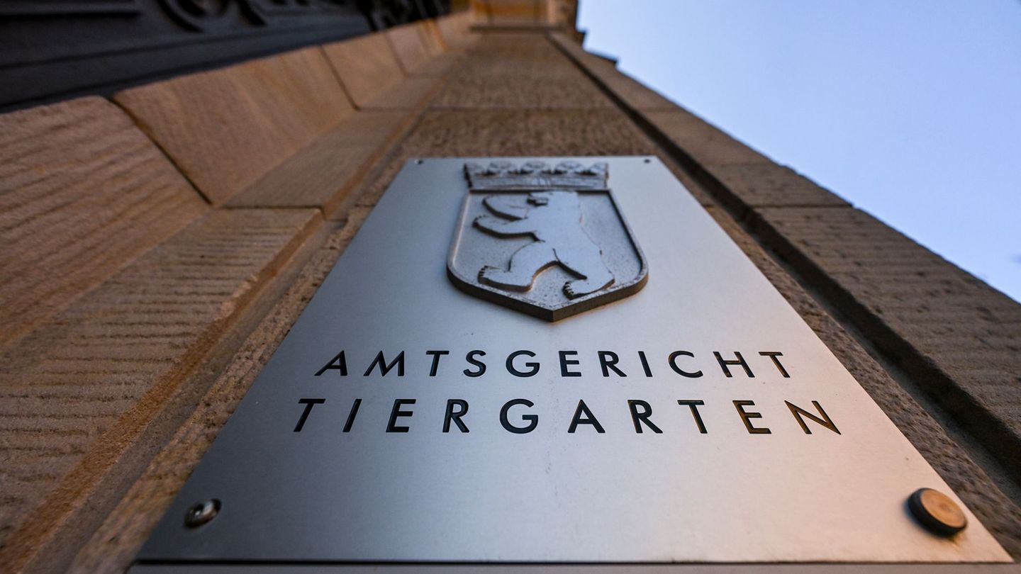 Ein 37-Jähriger ist in einem Prozess um Beleidigung und Bedrohung von Polizisten, Richtern und einer Amtsanwältin zu einem Jahr