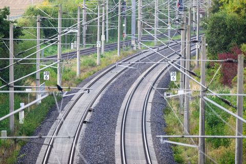 Wegen der defekten Oberleitung mussten Züge umgeleitet werden. (Symbolbild) Foto: Julian Stratenschulte/dpa