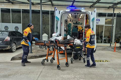 Ein Menschen wird ins Krankenhaus in Bodrum gebracht