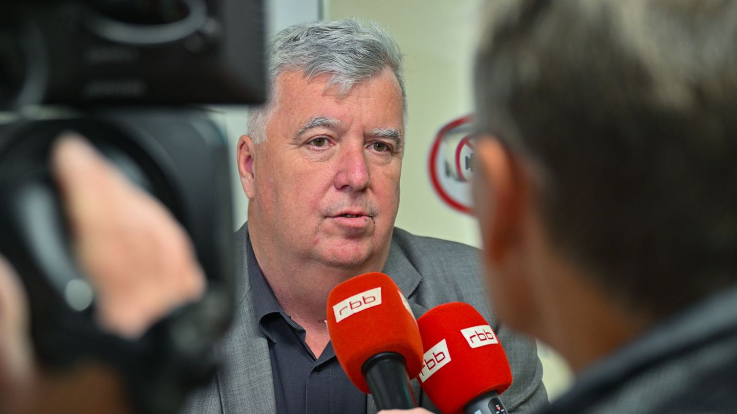 Der Kreis Märkisch-Oderland mit Gernot Schmidt als Landrat kündigt Gebührenbescheide für Rettungsfahrten ohne Krankenhaustranspo