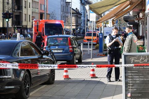 Ein 46-Jähriger soll zwei Männer mit einem Messer attackiert und lebensgefährlich verletzt haben. Foto: Gianni Gattus/dpa
