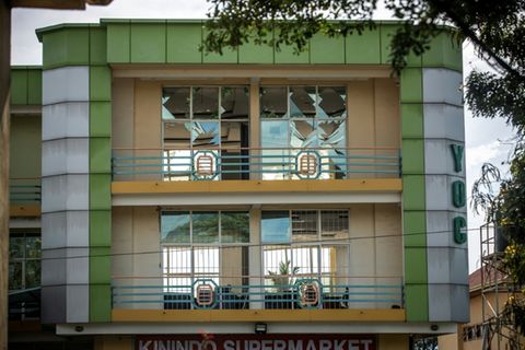 Beschädigtes Gebäude in der Nähe des Waffenlagers