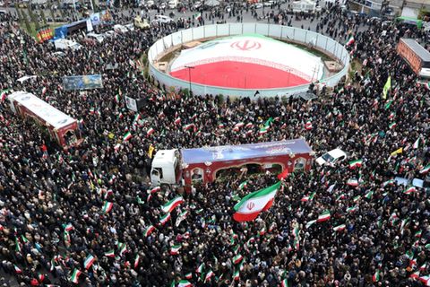 Menschen nehmen Abschied von Aliresa Tangsiri