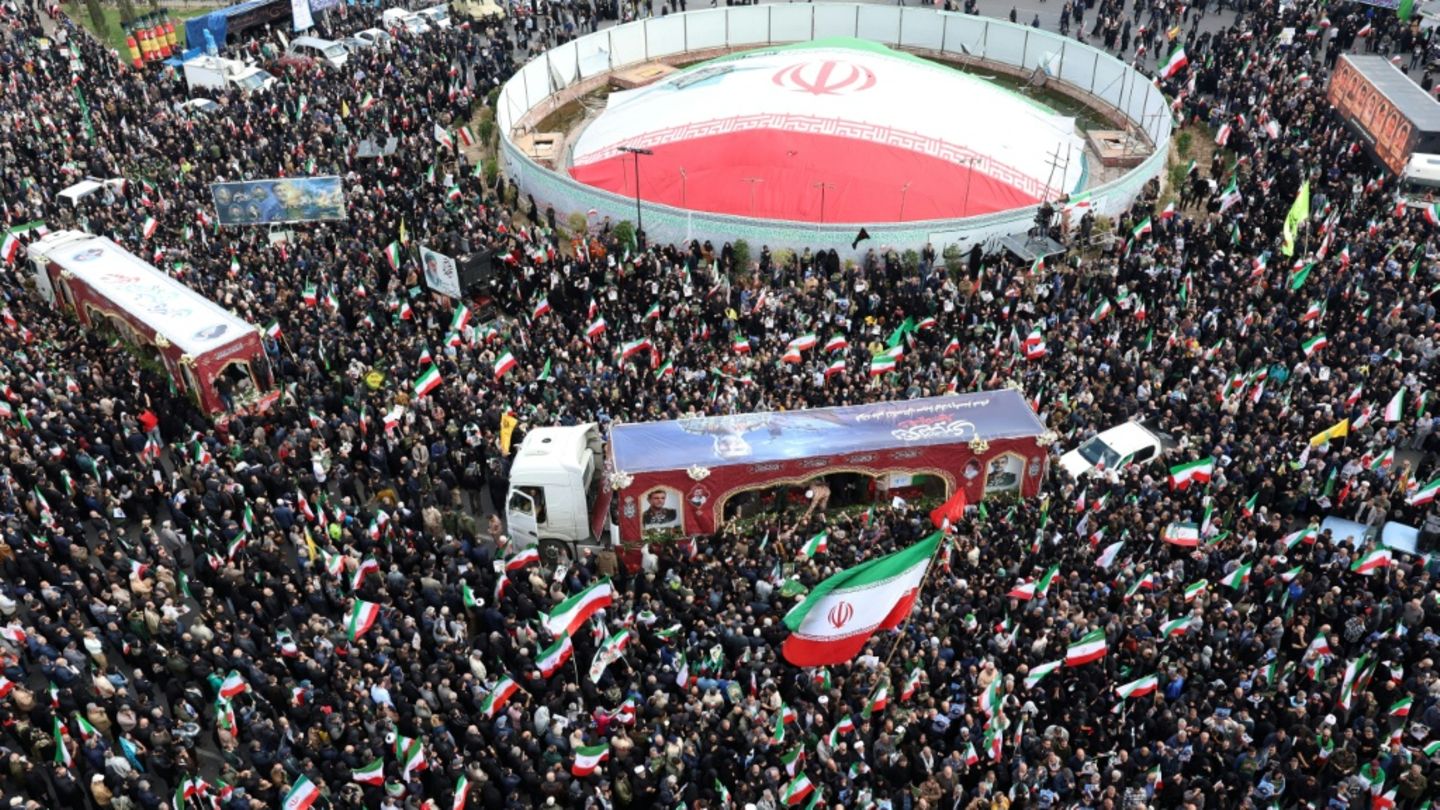 Tausende nehmen in Teheran Abschied von getötetem Marinekommandeur