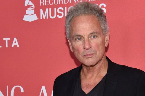 Eine Frau soll eine "unbekannte Substanz" auf Lindsey Buckingham geschüttet haben.