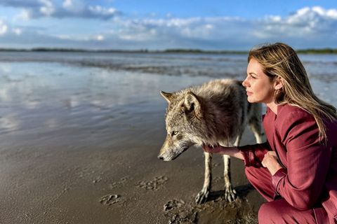Bei einem Morgenspaziergang am Elbdeich sichtet Beke Rieper (Felicitas Woll) einen Wolf.