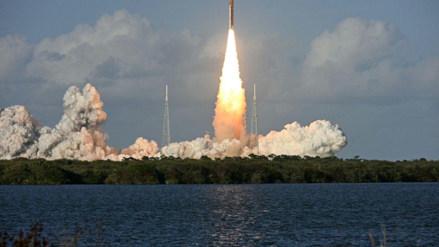 Historischer Flug zum Mond: Rakete von Mission Artemis 2 gestartet