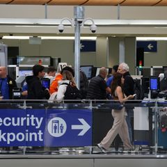 Lange Schlangen am Flughafen von Los Angeles
