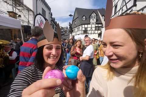 Welches Ei hält stand? In Winningen an der Mosel werden gefärbte Exemplare gegeneinander gedrückt, Eierkibben nennt sich das. (A