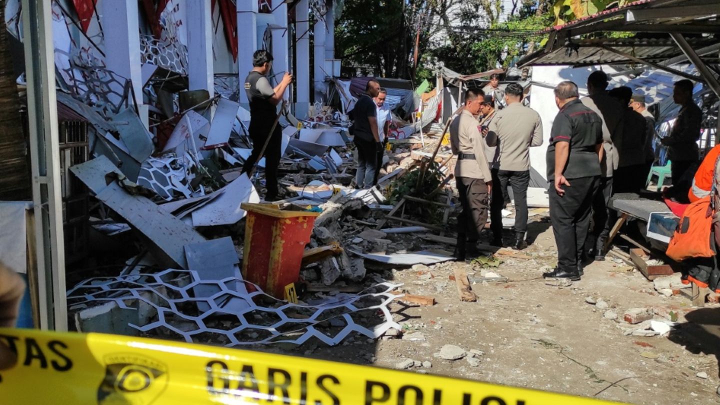 Ein beim Erdbeben beschädigtes Gebäude in Manado