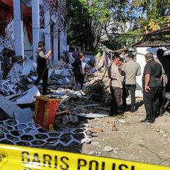 Ein beim Erdbeben beschädigtes Gebäude in Manado (Indonesien)