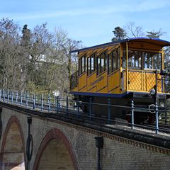 Die 438 Meter lange Strecke mit einer Steigung von bis zu 25 Prozent bewältigt die Bahn geräuscharm und schadstofffrei mittels W