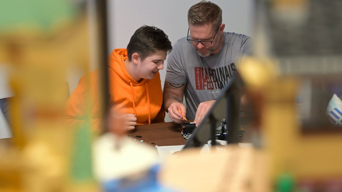 Erwachsene vergessen beim Lego-Bauen die Zeit. Foto: Malin Wunderlich/dpa