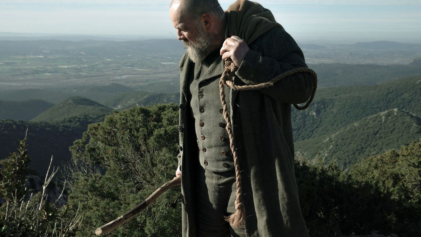 Das Leben voller Gewalt, Ungerechtigkeit, Misstrauen und Entbehrung haben aus Valjean (Grégory Gadebois) einen Mann voller Hass