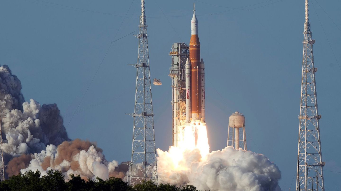 Erstmals seit mehr als 50 Jahren sind wieder Menschen auf dem Weg in die Nähe des Mondes. Foto: Chris O'Meara/AP/dpa