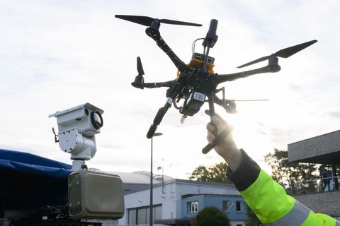 Unerlaubte Drohnenflüge stellen die Sicherheitsbehörden vor neue Aufgaben. (Symbolbild) Foto: Julian Stratenschulte/dpa
