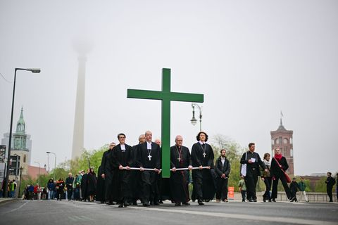 Die ökumenische Karfreitagsprozession durch Berlin-Mitte kann auf eine langjährige Tradition zurückblicken. (Archivbild) Foto: S