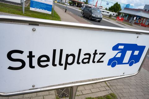 Viele Camper entscheiden spontan, wo es hingehen soll. (Archivfoto) Foto: Stefan Sauer/dpa