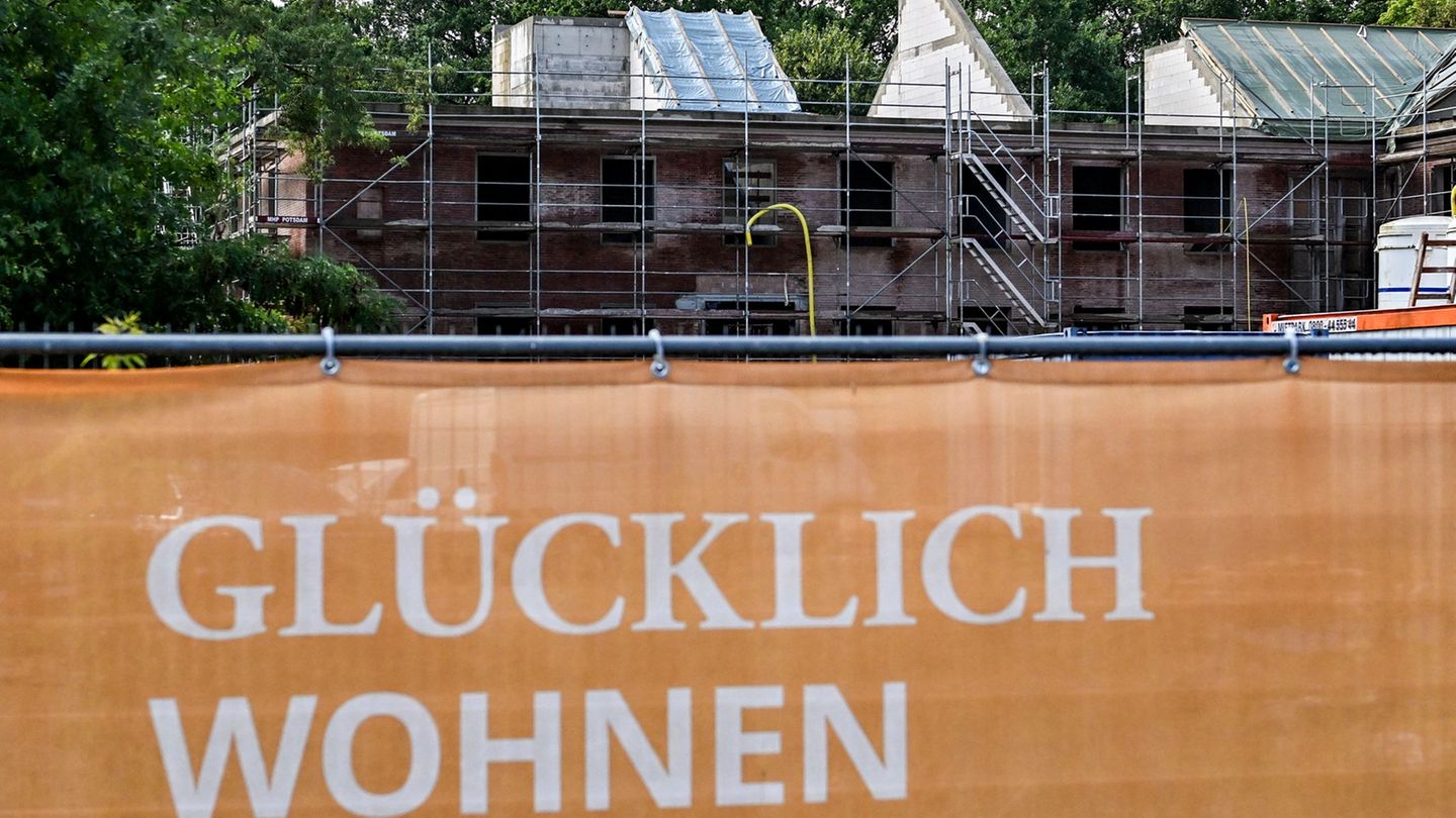 Brandenburgs Infrastrukturminister Robert Crumbach (SPD) nennt seine Ziele für die Wohnungspolitik (Archivbild). Foto: Jens Kala