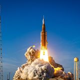 Cape Canaveral, Florida: Es ist der Aufbruch in einen neuen Teil der Raumfahrtgeschichte. Erstmals seit mehr als 50 Jahren werden mit der Artemis-Mission Menschen in die Nähe des Monds gebracht. Am frühen Donnerstagmorgen deutscher Zeit hob die Rakete zu ihrer zehntägigen Mission ab. Eine Mondlandung ist aber bei Artemis 2 nicht vorgesehen. Die Nasa strebt eine Landung für das Jahr 2028 an. 