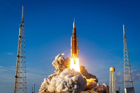 Cape Canaveral, Florida: Es ist der Aufbruch in einen neuen Teil der Raumfahrtgeschichte. Erstmals seit mehr als 50 Jahren werden mit der Artemis-Mission Menschen in die Nähe des Monds gebracht. Am frühen Donnerstagmorgen deutscher Zeit hob die Rakete zu ihrer zehntägigen Mission ab. Eine Mondlandung ist aber bei Artemis 2 nicht vorgesehen. Die Nasa strebt eine Landung für das Jahr 2028 an. 