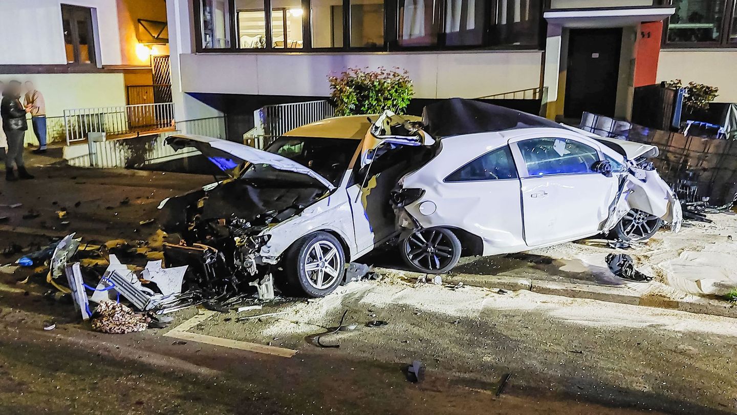Abgehauen vor der Polizei: Unfall bei Verfolgungsjagd – Zwei 16-Jährige schwer verletzt