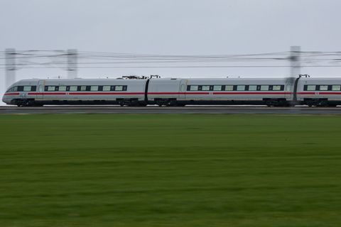 Die sachsen-anhaltische Linksfraktion drängt auf regelmäßige ICE-Verbindungen von Salzwedel und Magdeburg. (Archivbild) Foto: Ja