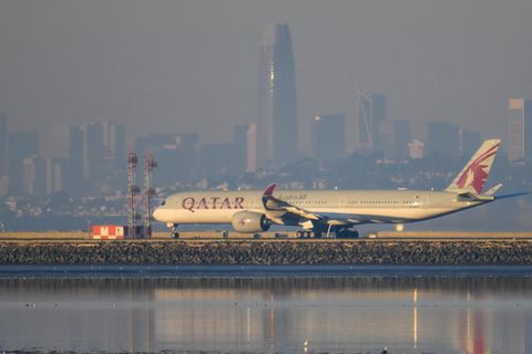 Flugzeug steht still auf der Landebahn