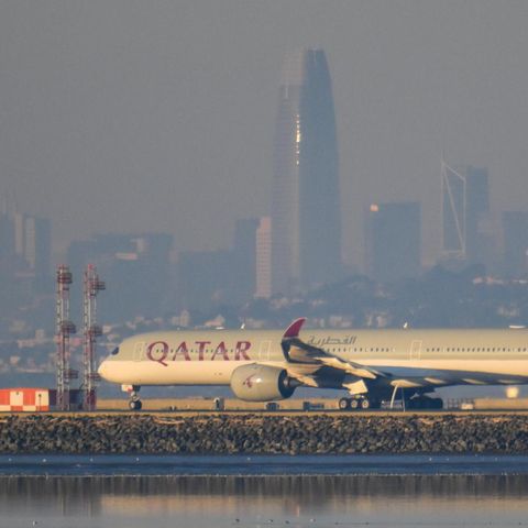 Flugzeug steht still auf der Landebahn