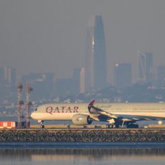 Flugzeug steht still auf der Landebahn
