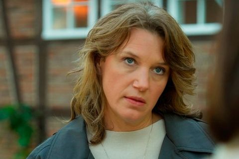 "Rote Rosen": Lou ist geschockt, als Jess ihr den Kuss mit Daniel beichtet.