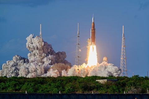 Raketenstart: Nach mehr als 50 Jahren fliegen mit der Nasa-Mission Artemis 2 wieder Astronauten in Richtung Mond