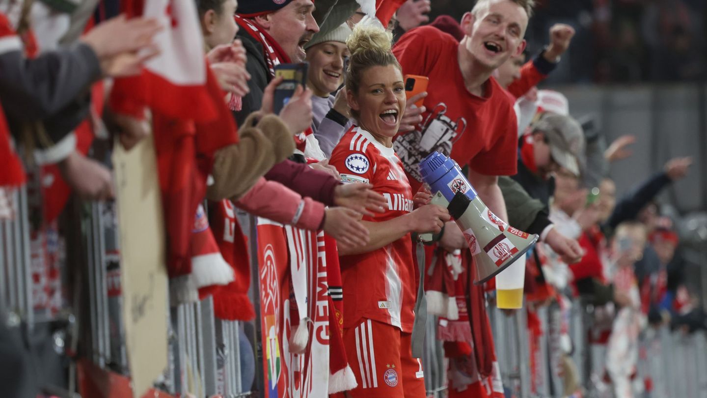 Unter Fans: Linda Dallmann bei den Anhängern des FC Bayern. Foto: Karl-Josef Hildenbrand/dpa
