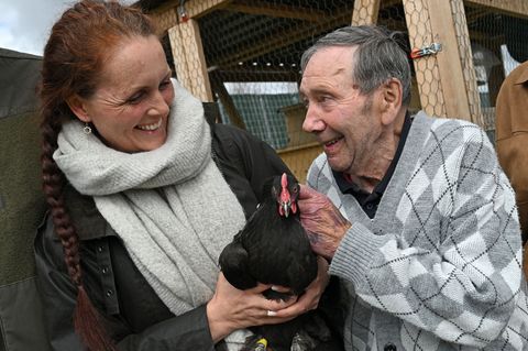 Dieter Schmidt vom Pflegeheim "Landhaus Mildaer Hof" freut sich über tierischen Besuch. Foto: Martin Schutt/dpa