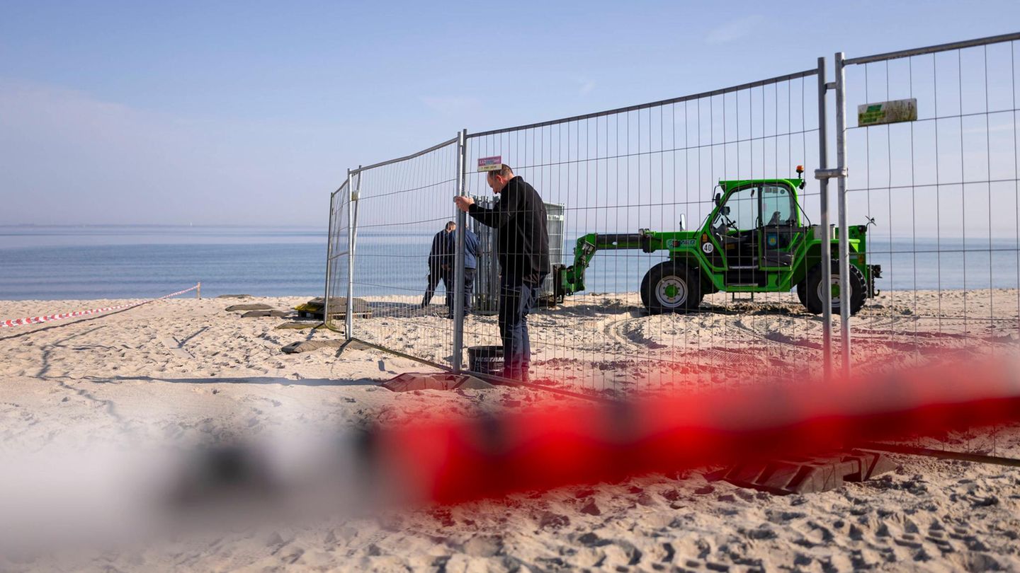 Der Arbeitsbereich beim Rettungsversuch wird mit Flatterband und Bauzäunen abgesperrt