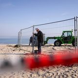 Der Arbeitsbereich beim Rettungsversuch wird mit Flatterband und Bauzäunen abgesperrt