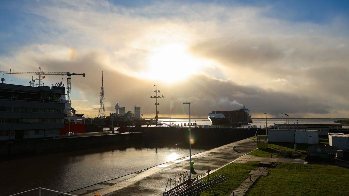 Im Elbehafen in Brunsbüttel ist ein Frachter gegen die Kaimauer gefahren. (Archivbild) Foto: Christian Charisius/dpa