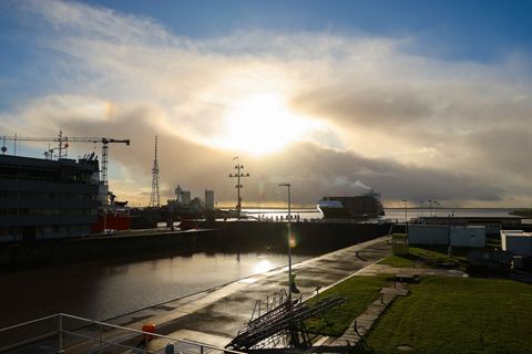 Im Elbehafen in Brunsbüttel ist ein Frachter gegen die Kaimauer gefahren. (Archivbild) Foto: Christian Charisius/dpa