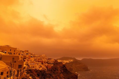 Der Saharastaub sorgt für ein apokalyptisches Bild. Foto: Jens Büttner/dpa