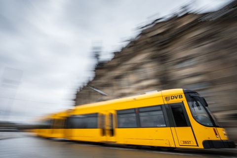 Eine Straßenbahn hat in Dresden einen 8-jährigen Jungen erfasst. (Symbolbild) Foto: Robert Michael/dpa