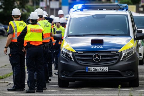 Zollbeamte bei Razzia